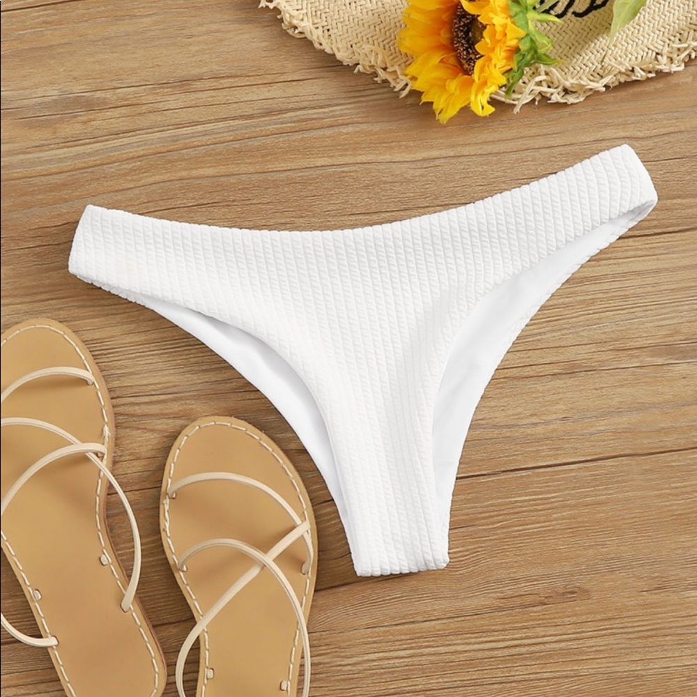 White Textured Bikini Bottoms <<SET OF 3>>>